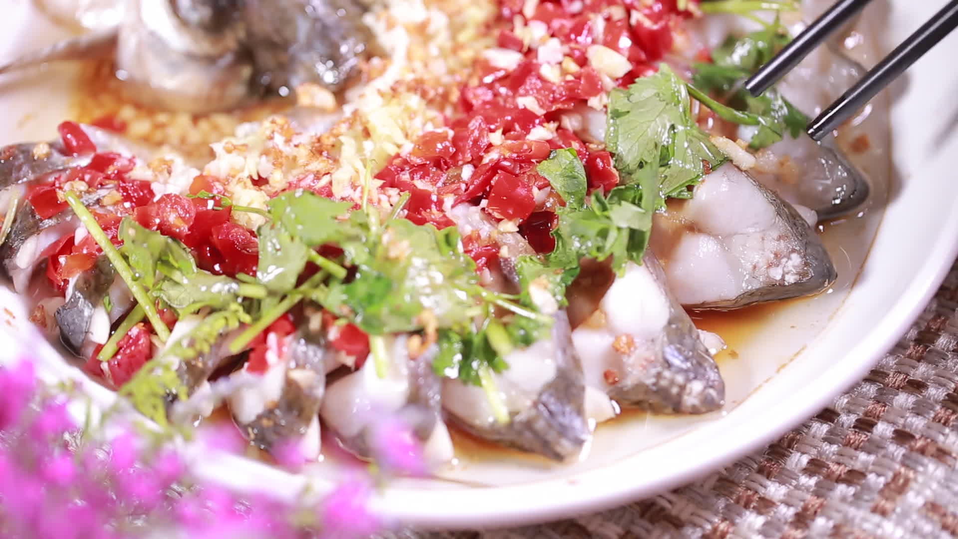 实拍国宴大菜年菜孔雀鱼视频的预览图
