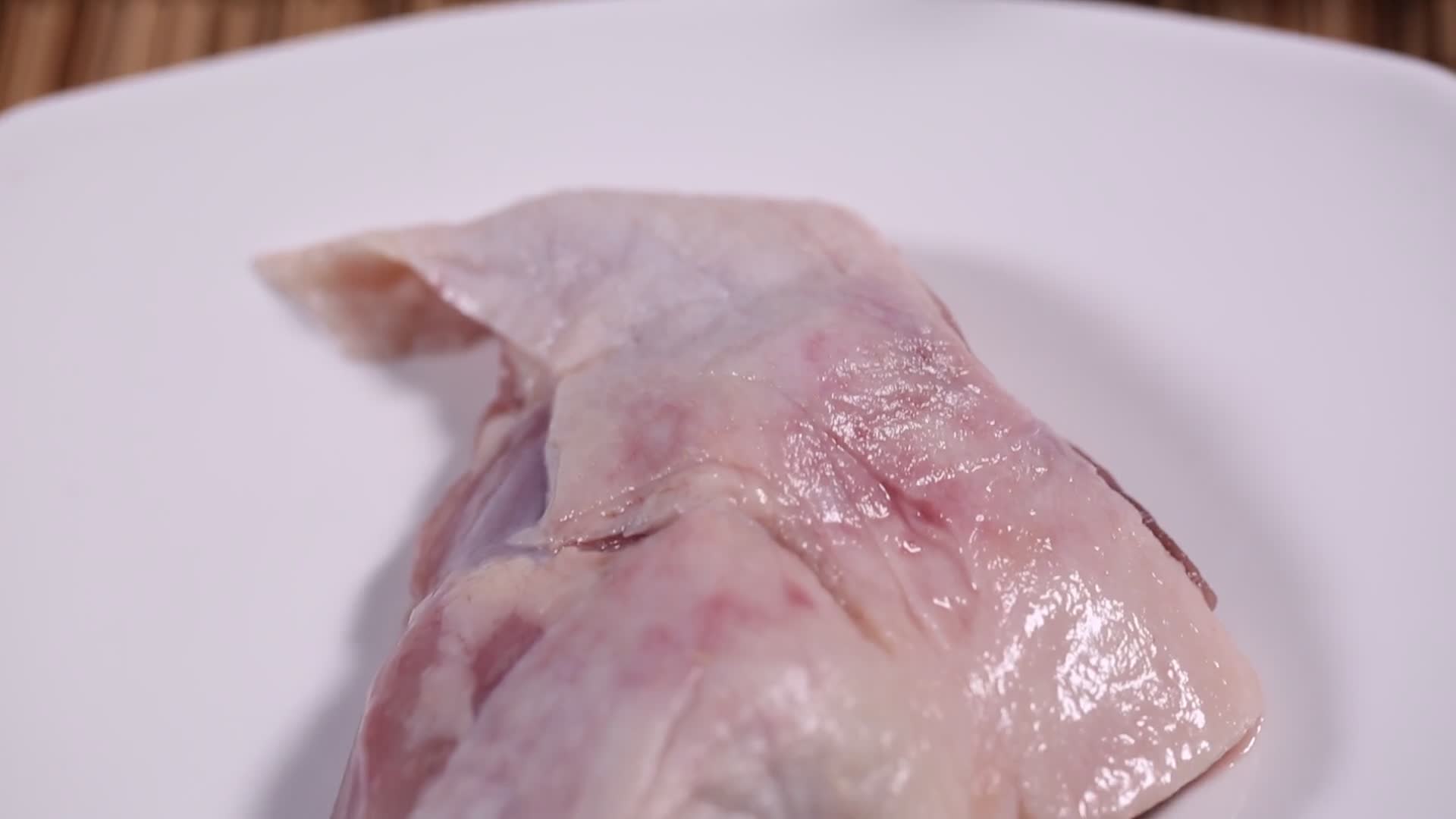 实拍健康肉类鸡腿视频的预览图