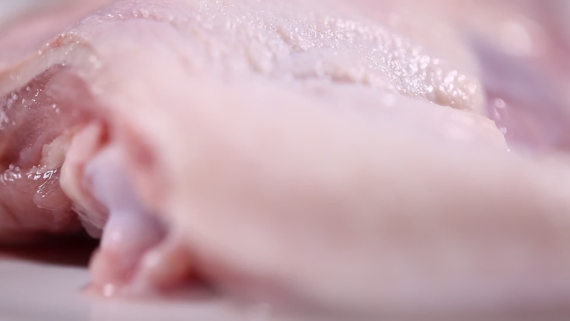 实拍肉类鸡腿视频的预览图
