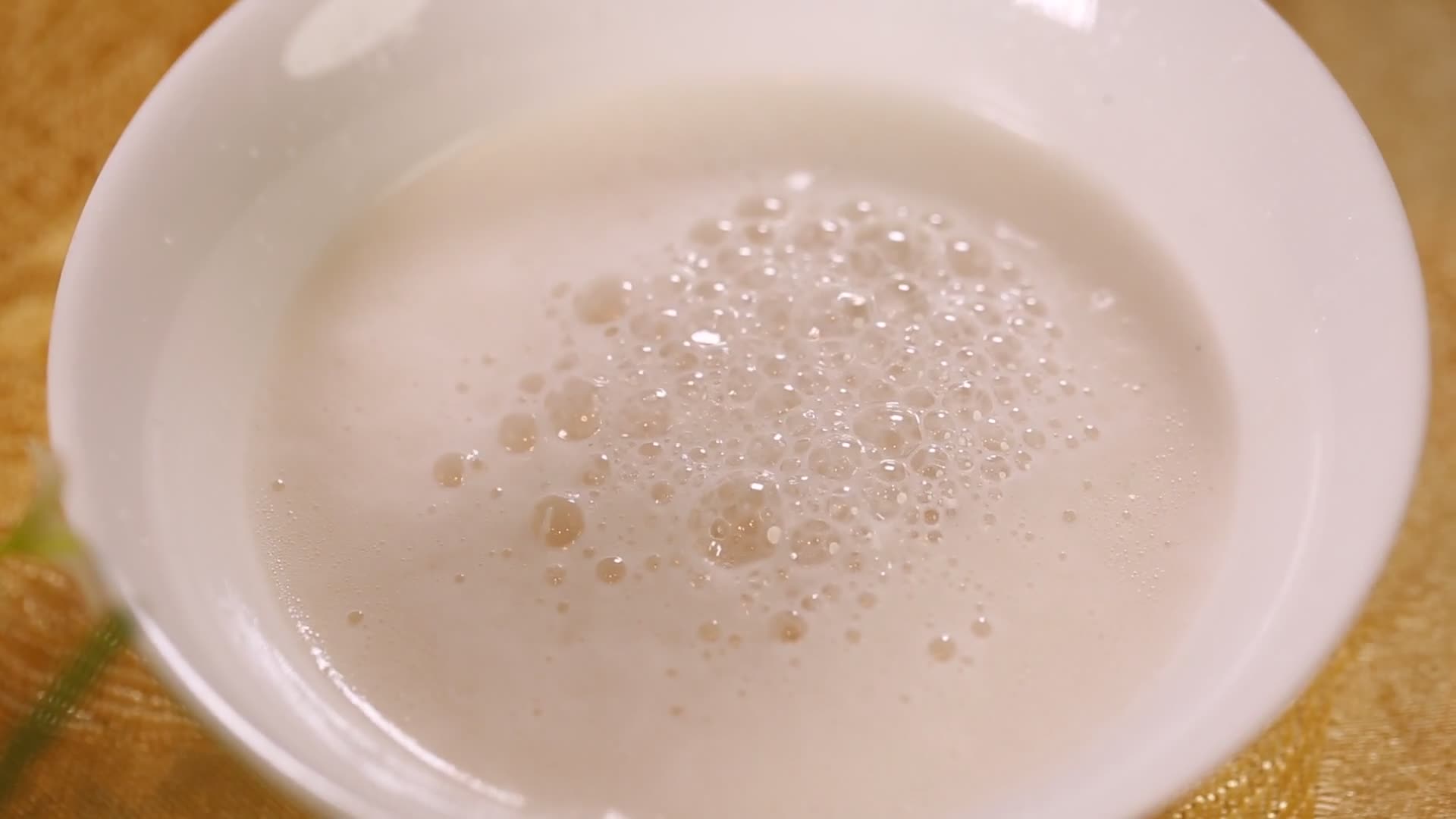 实拍啤酒发酵泡沫视频的预览图