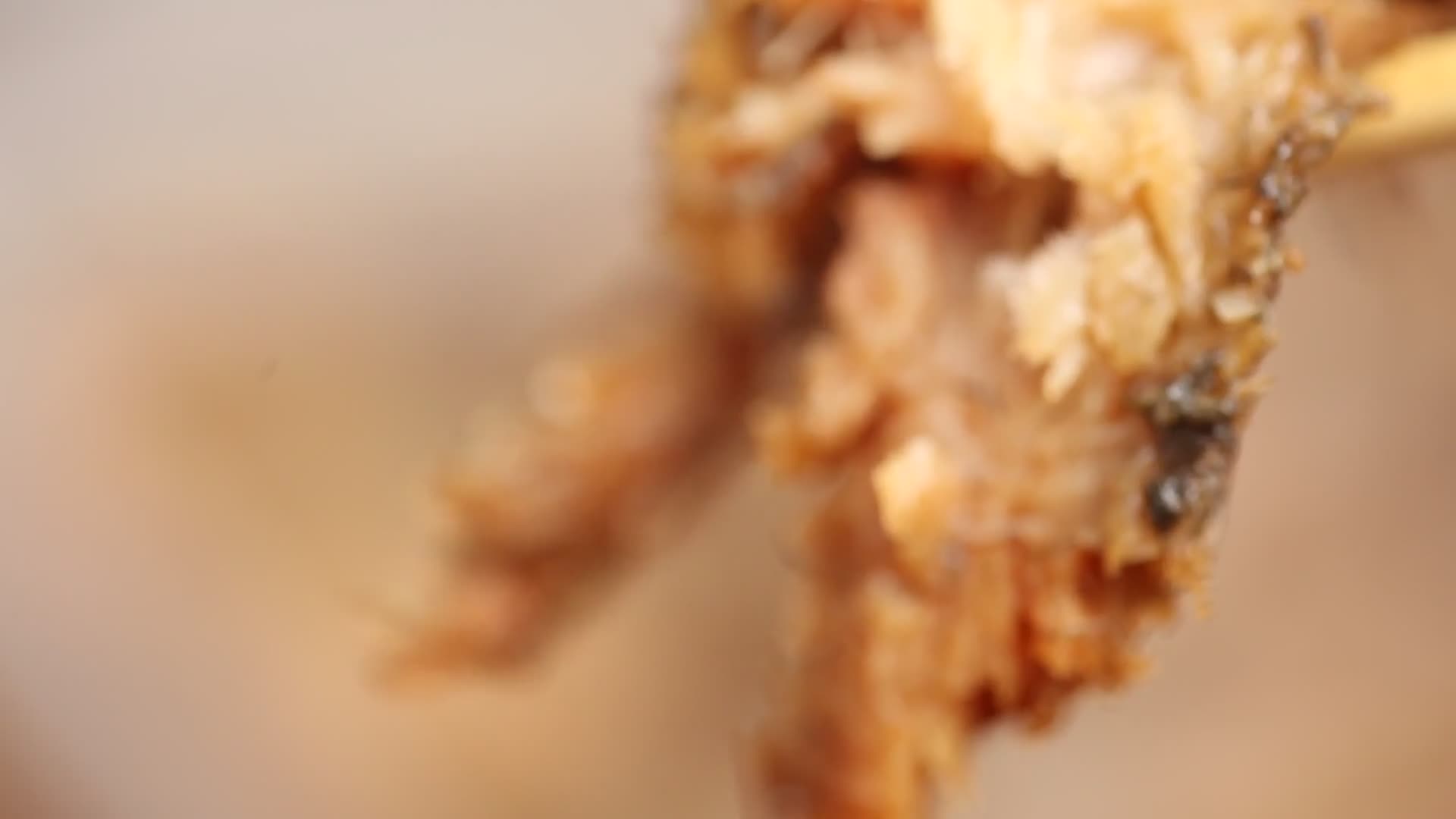 实拍天津特色美食醋焖酥鱼鱼肉视频的预览图