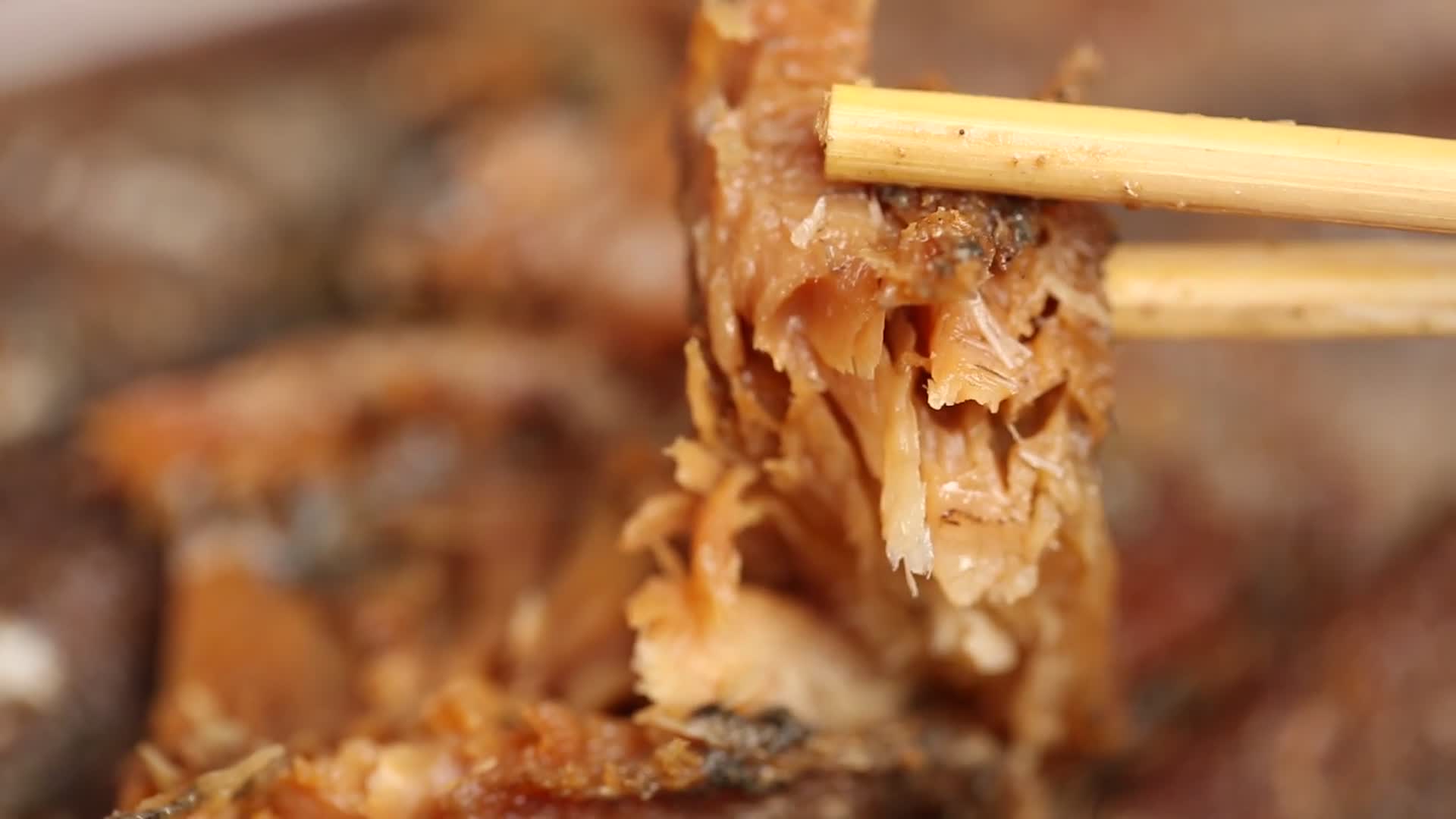 实拍天津特色美食醋焖酥鱼肉质视频的预览图