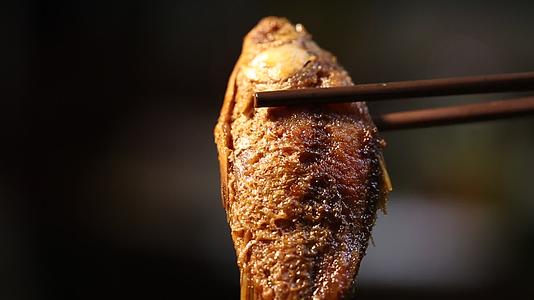 实拍品尝天津特色美食醋焖酥鱼视频的预览图