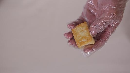 实拍食材切豆腐豆制品视频的预览图