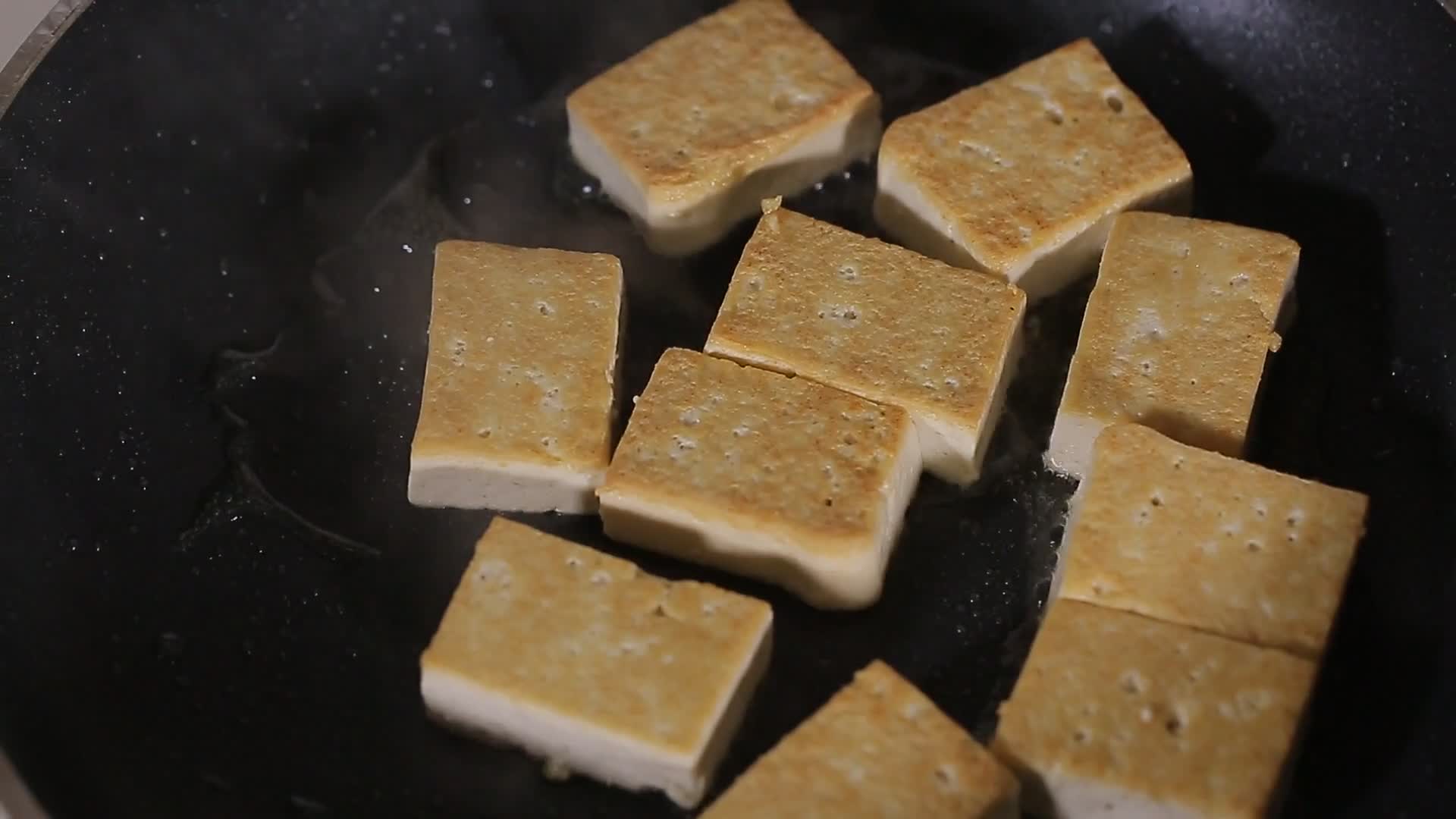 锅里煎豆腐视频的预览图