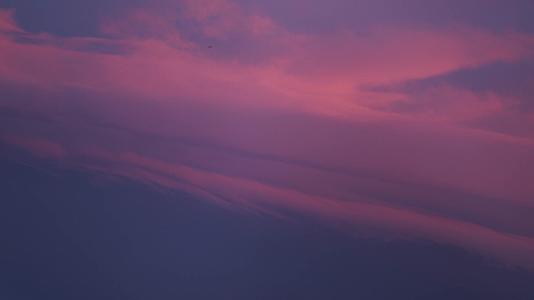 唯美紫粉色天空火烧云视频的预览图