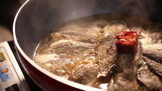 实拍天津醋焖酥鱼制作过程视频的预览图