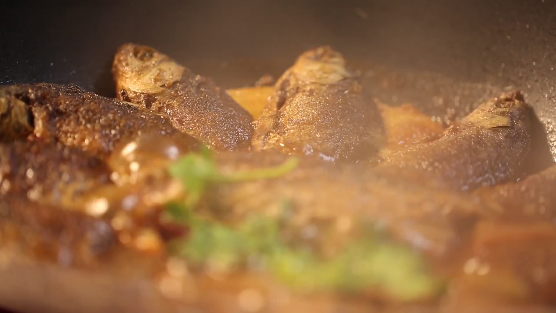 实拍美食天津醋焖酥鱼制作过程视频的预览图