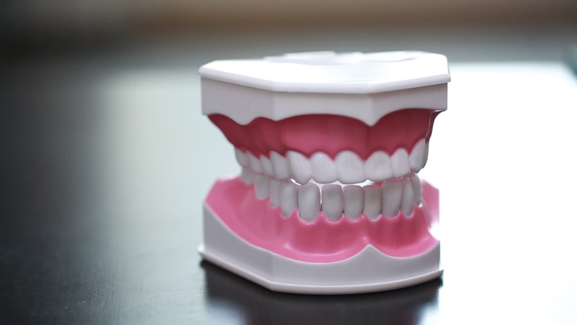 实拍牙齿模型演示刷牙视频的预览图