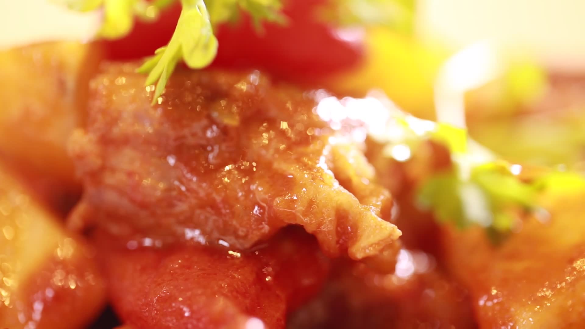 番茄牛腩成品出菜展示视频的预览图