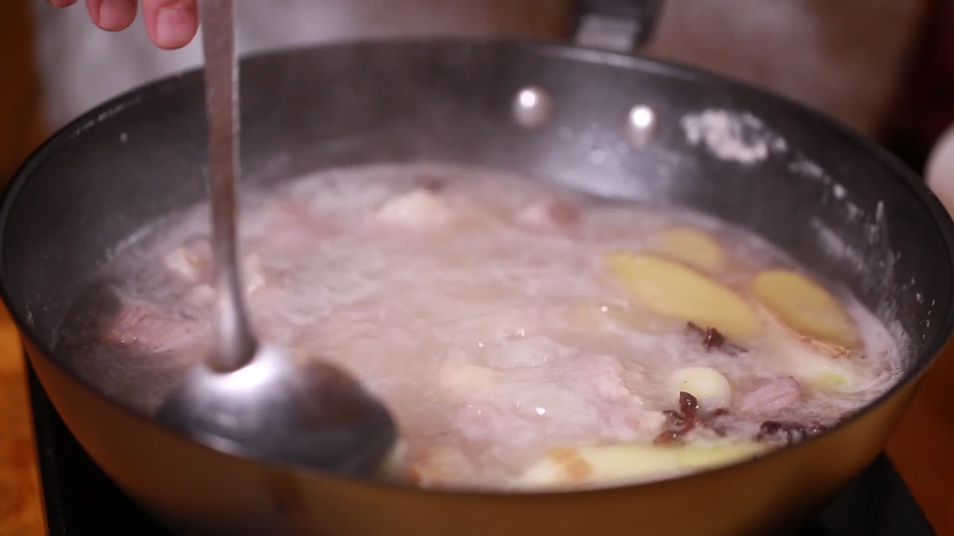 实拍大厨炖牛肉汤视频的预览图