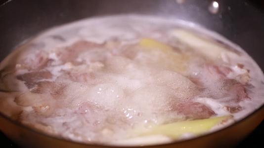 实拍大厨炖牛肉汤视频的预览图