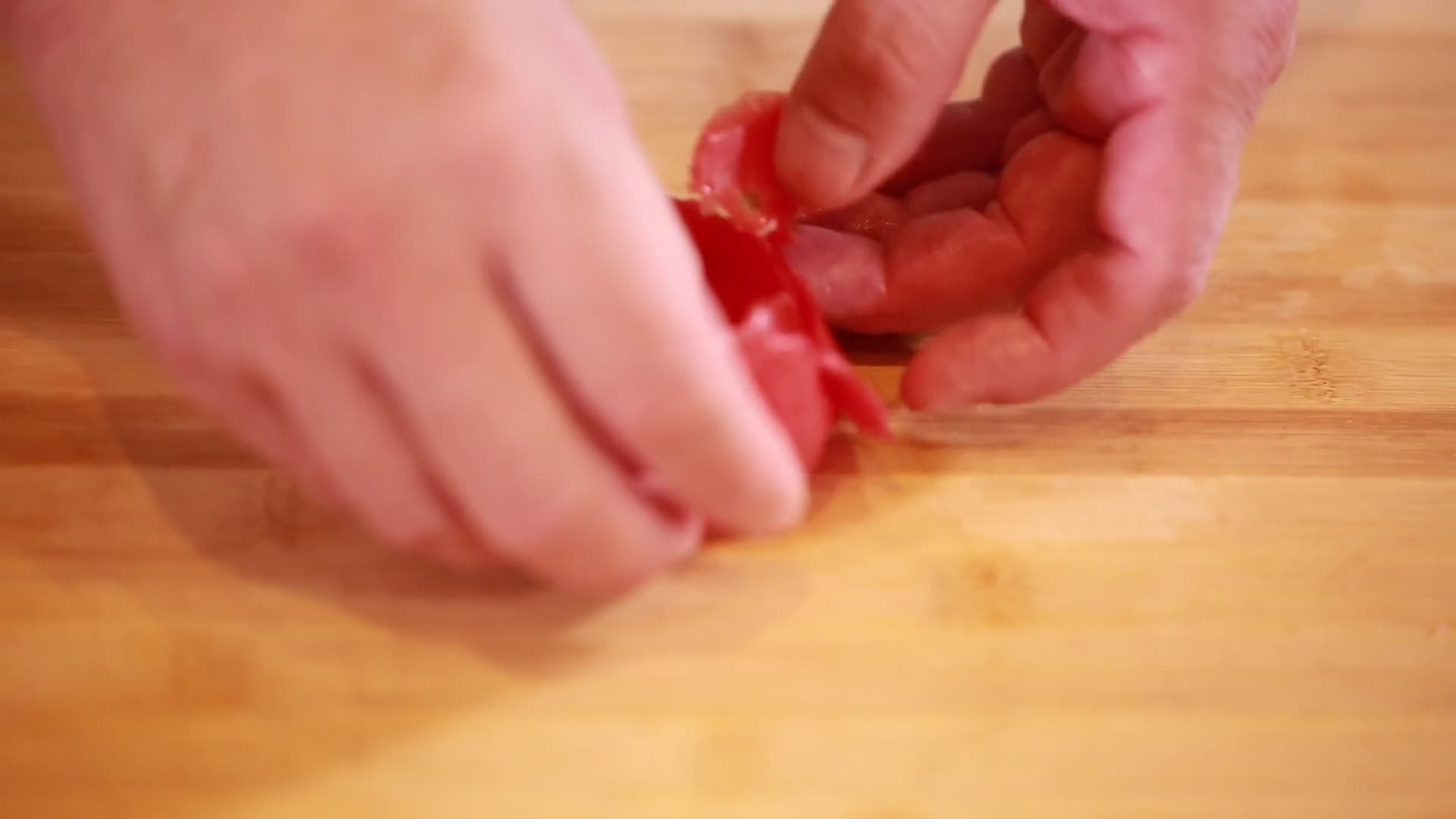 实拍大厨番茄雕花花刀摆盘技巧视频的预览图