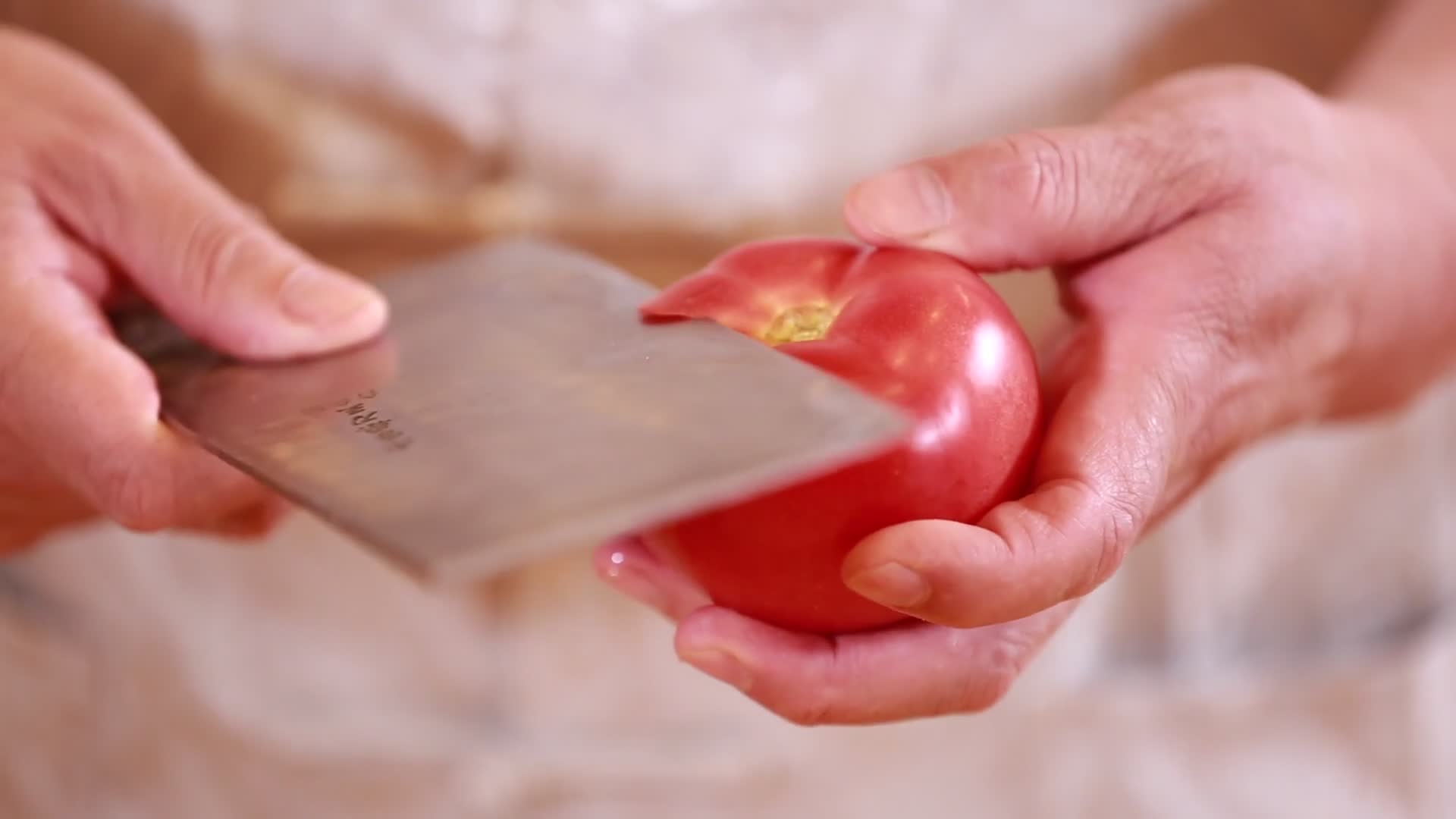 实拍大厨番茄削皮视频的预览图