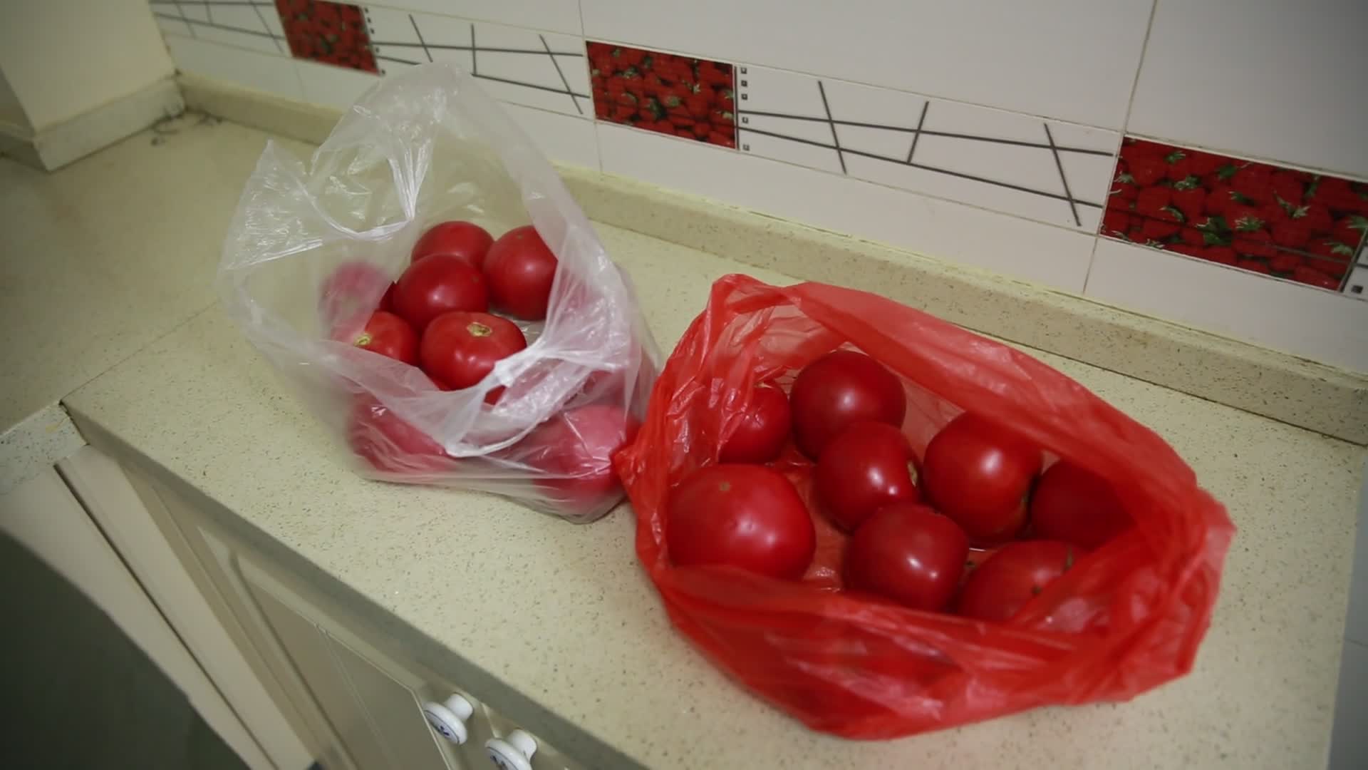 实拍对比催熟农药西红柿视频的预览图