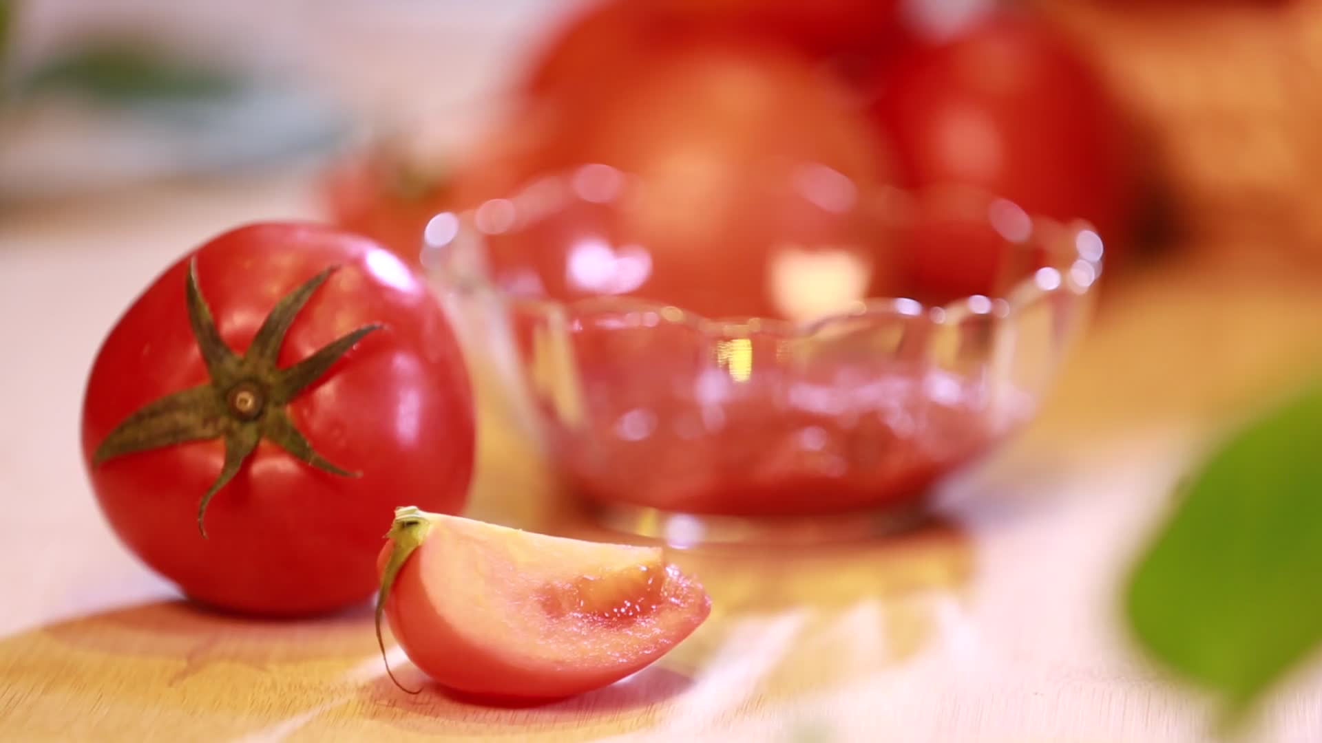实拍番茄酱和番茄西红柿视频的预览图