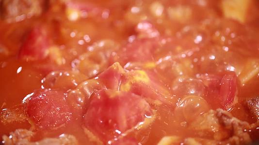 实拍沸腾美食土豆西红柿烧牛腩视频的预览图