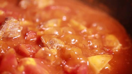 实拍沸腾美食土豆西红柿烧牛腩视频的预览图