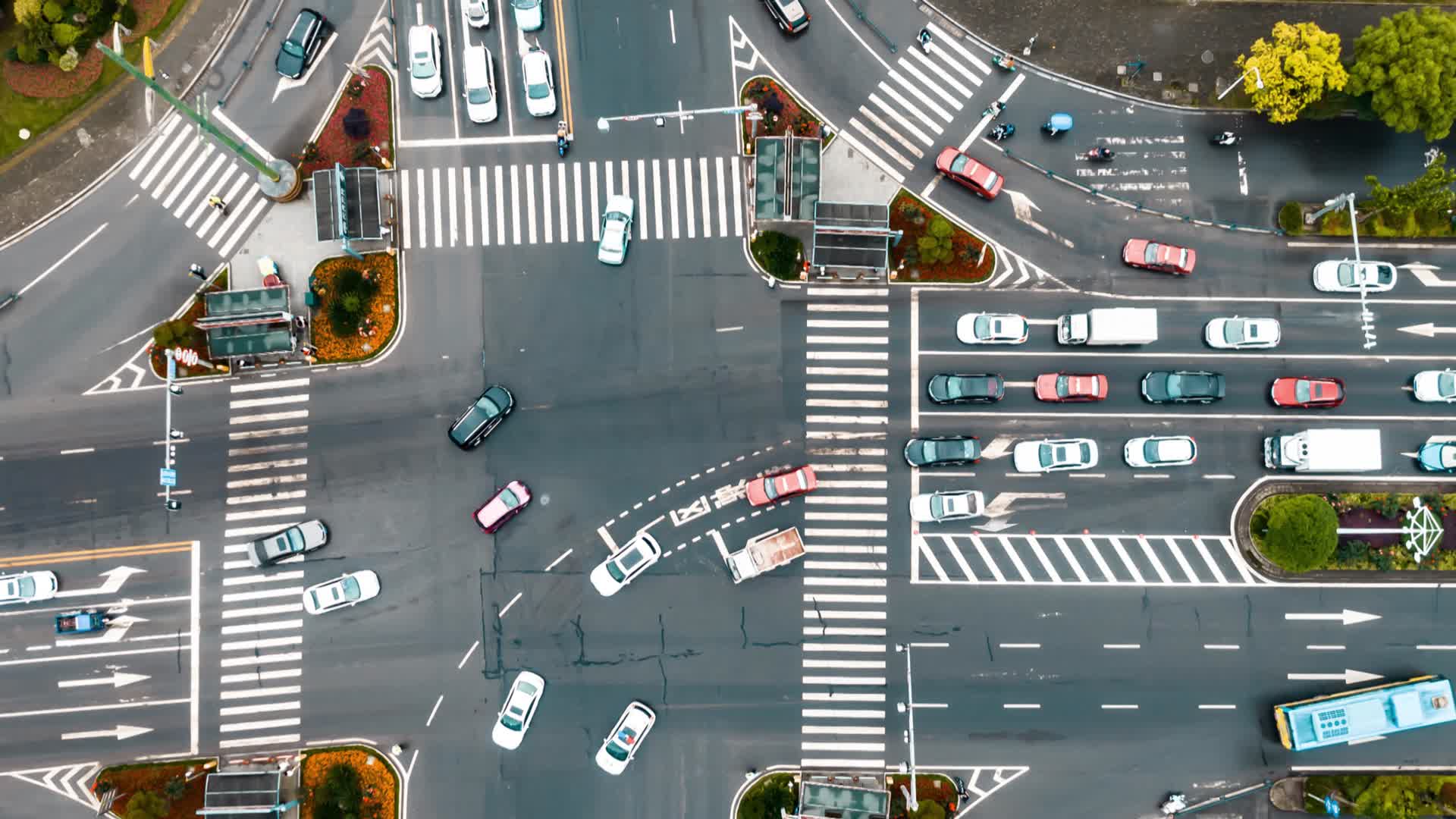 4K城市十字路口时间流逝交通车流航拍延时视频的预览图