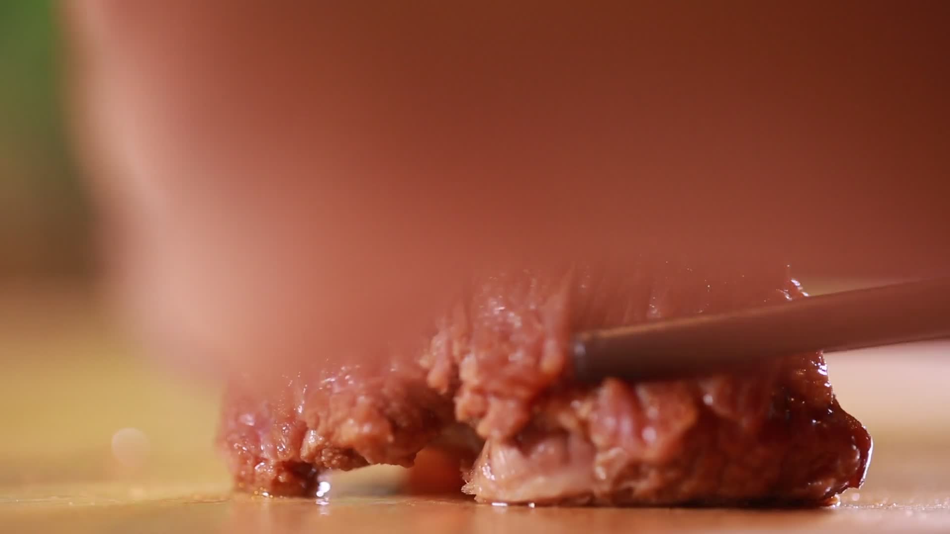 实拍特写番茄牛腩肉质软烂视频的预览图