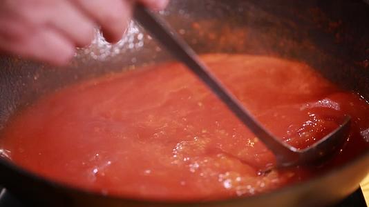 实拍西红柿酱番茄沙司制作视频的预览图