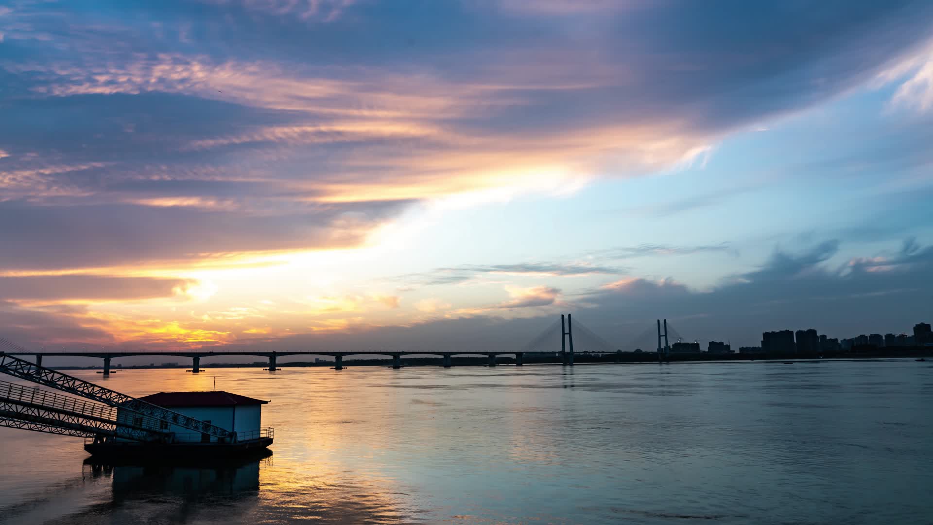 8K唯美湖北荆州长江大桥夕阳大桥延时摄影视频的预览图