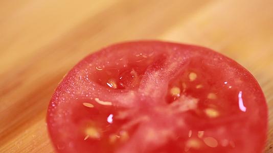 实拍西红柿切块视频的预览图