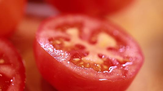 特写微距番茄切面西红柿种子视频的预览图