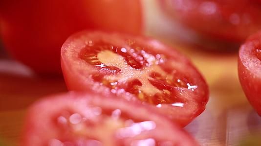 特写微距番茄切面西红柿种子视频的预览图