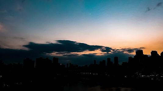 4K重庆嘉陵江夜景天光变化延时实拍视频的预览图