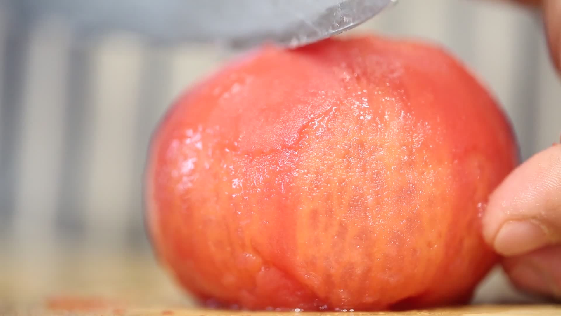 实拍开水烫番茄切块视频的预览图