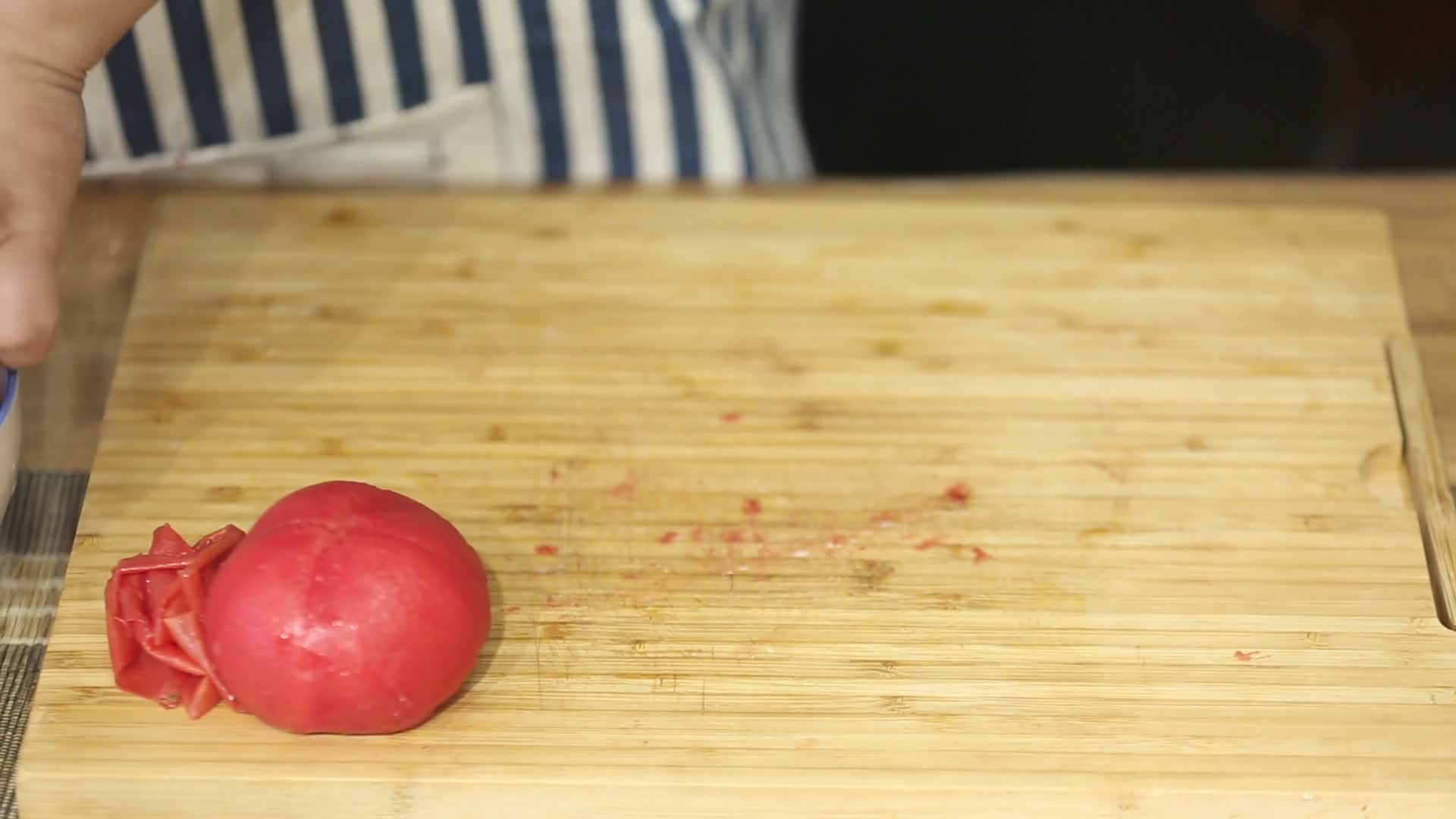 实拍开水烫番茄去皮切块视频的预览图