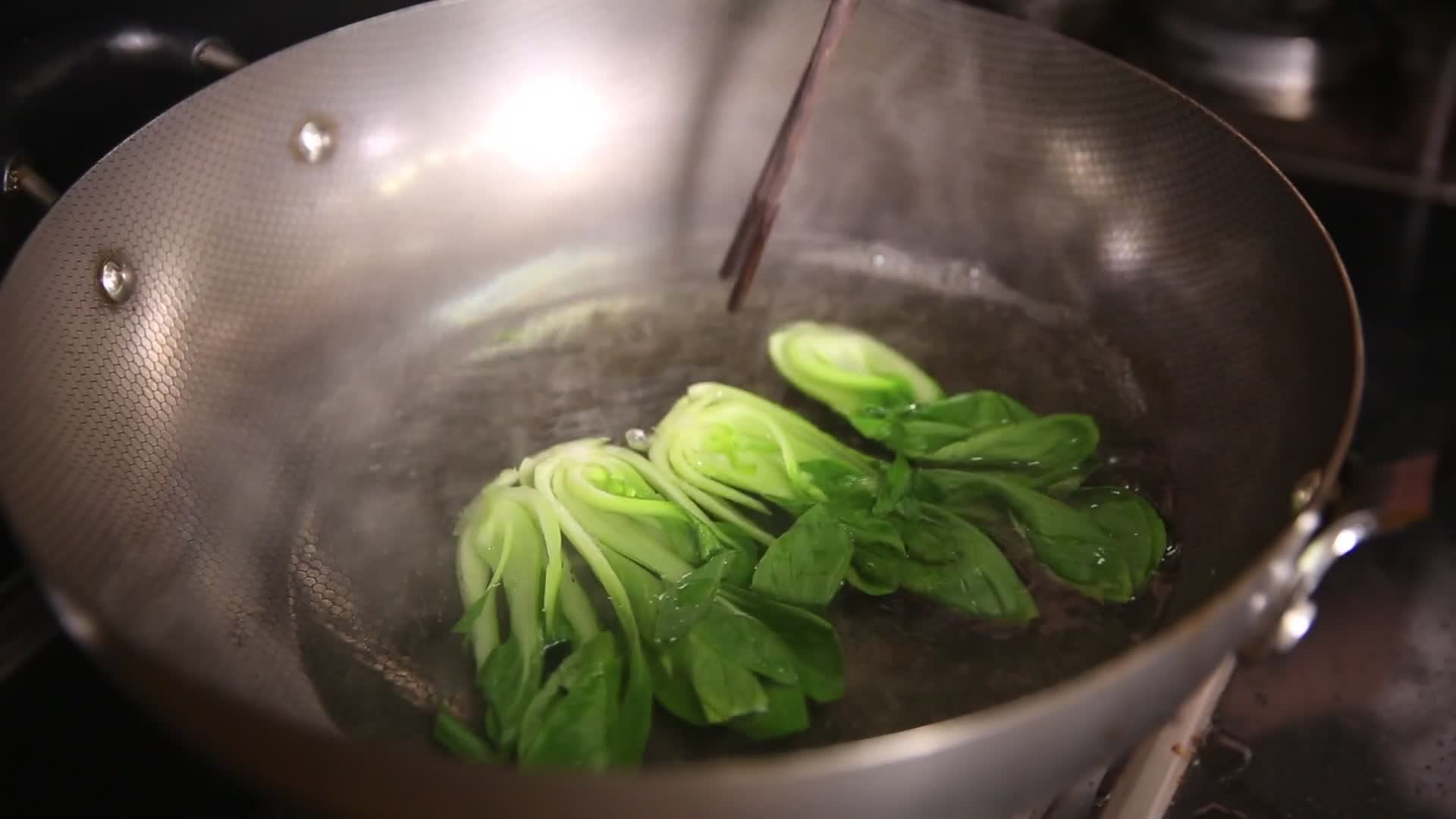实拍开水烫青菜菜心油菜视频的预览图
