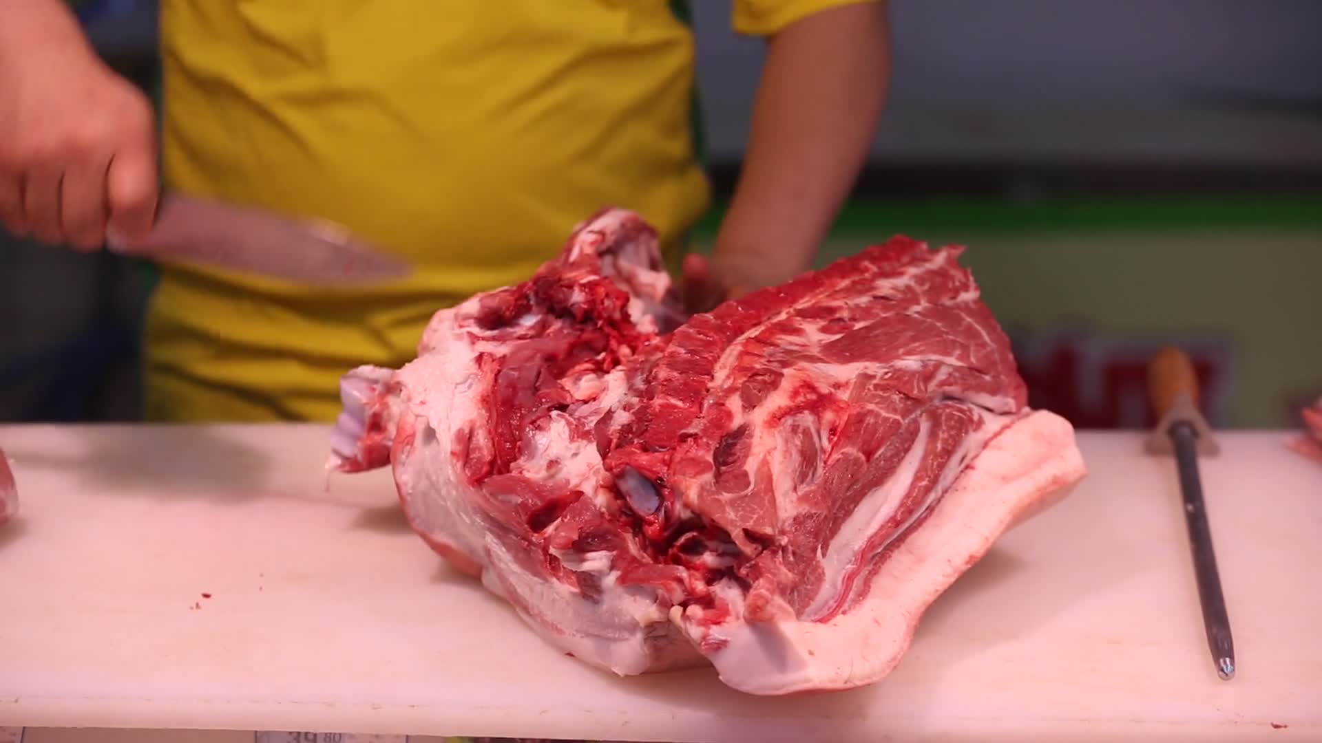 肉类市场猪肉切分视频的预览图