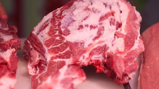 肉类市场各种猪肉展示视频的预览图