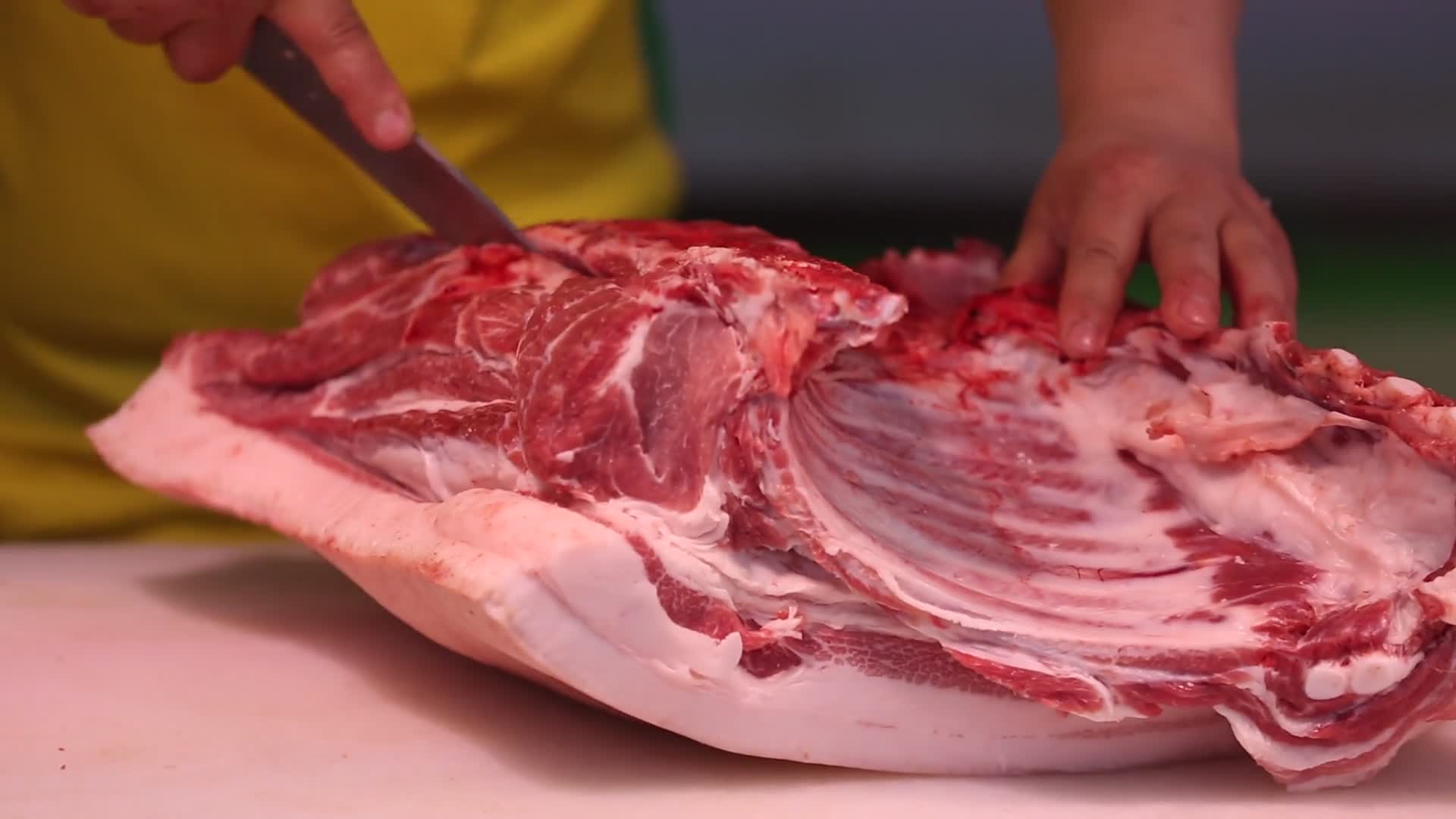 实拍肉类市场猪肉切分视频的预览图