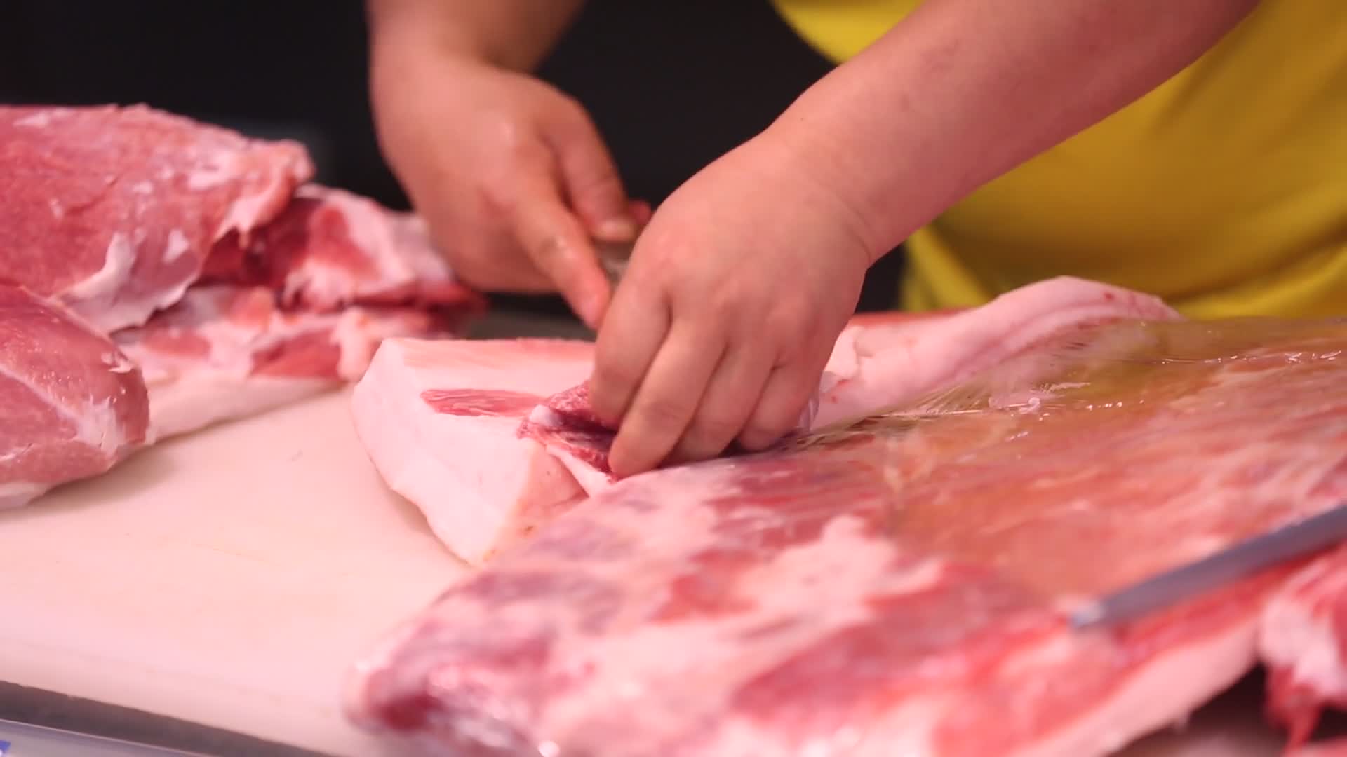 肉类市场切分猪肉视频的预览图