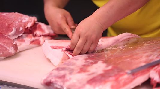肉类市场切分猪肉视频的预览图