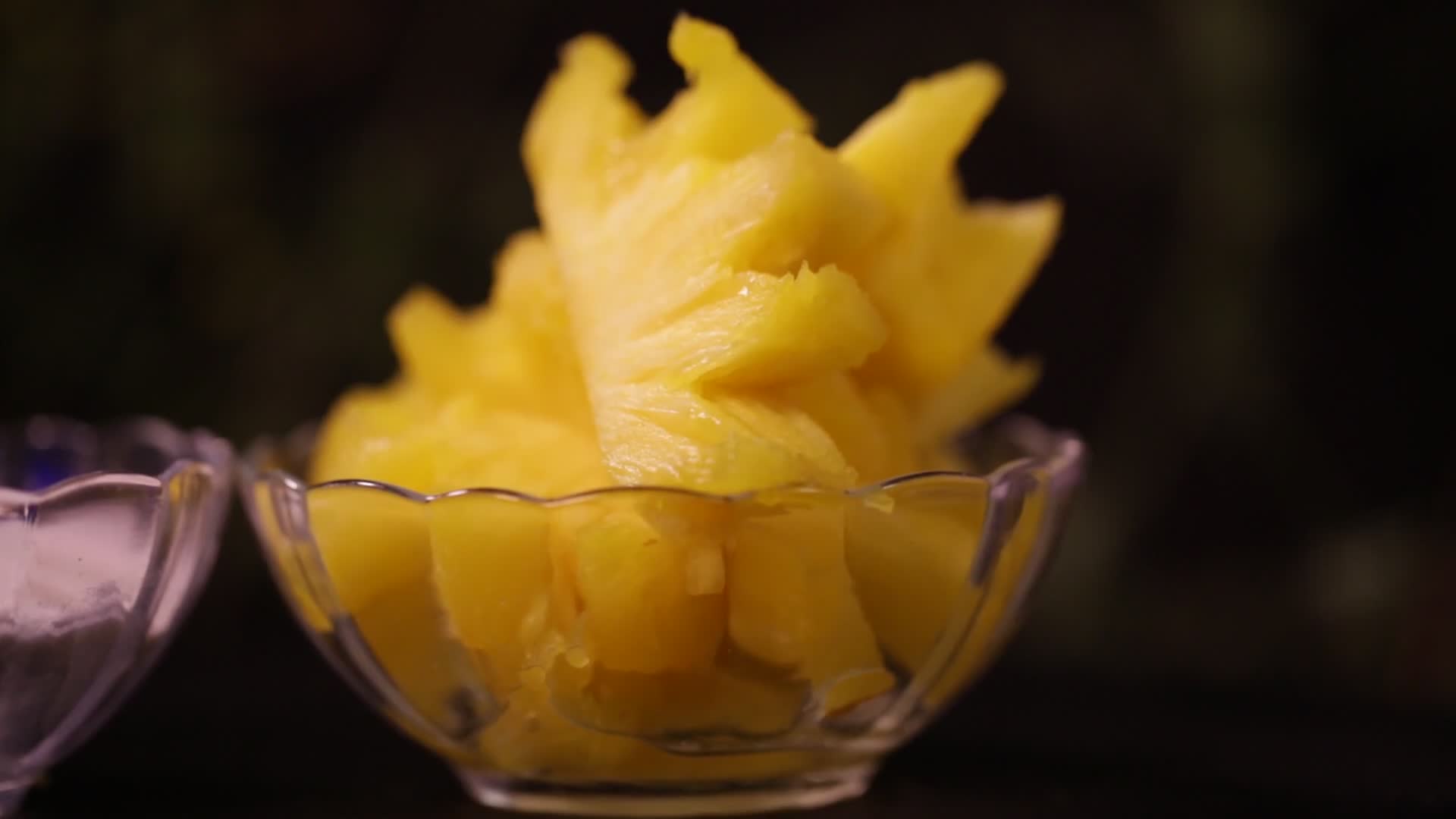 实拍水果菠萝凤梨视频的预览图