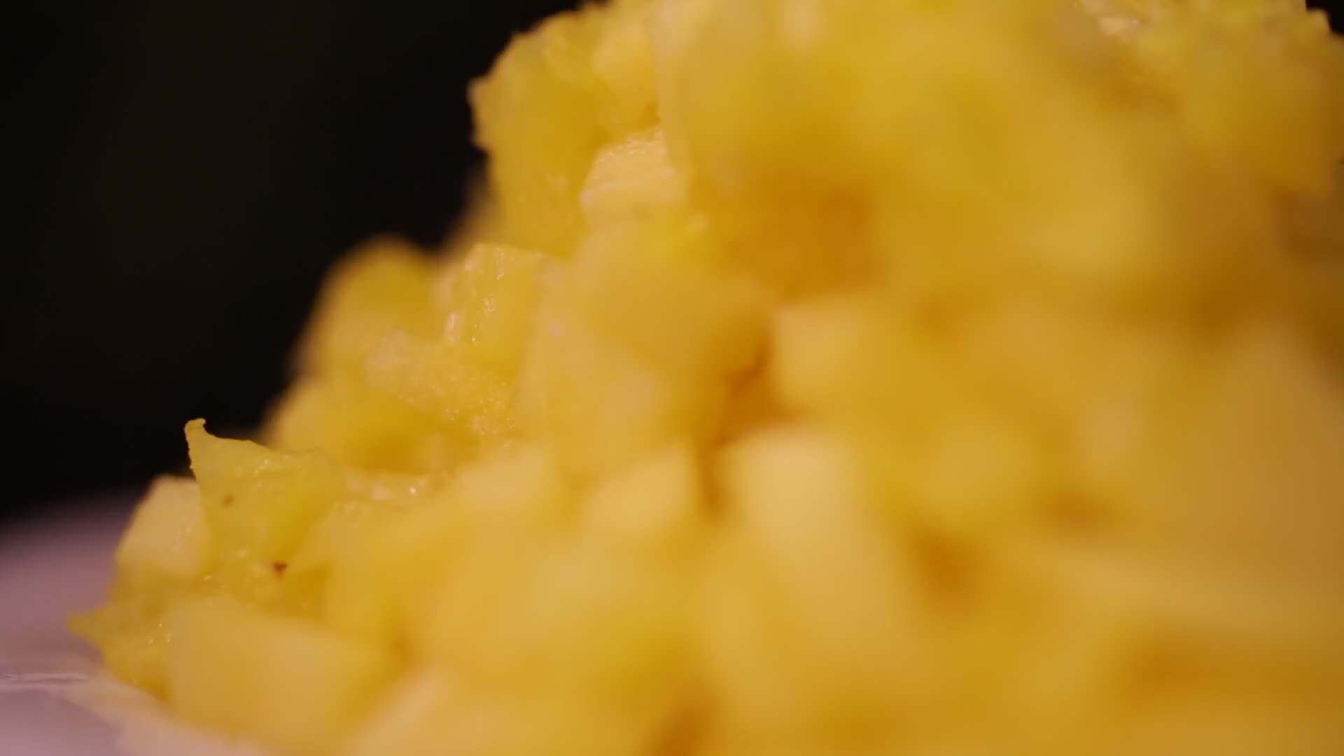 实拍水果菠萝凤梨果肉特写视频的预览图