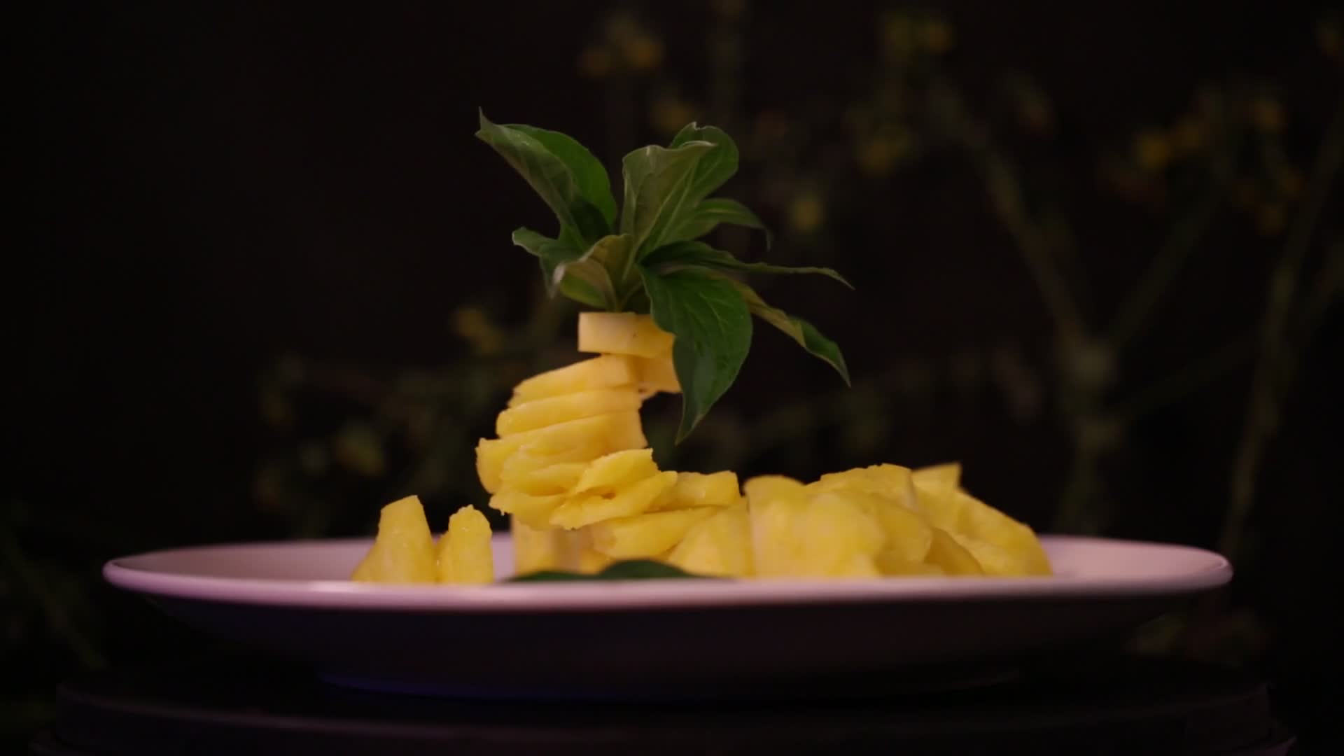实拍水果菠萝凤梨果肉视频的预览图