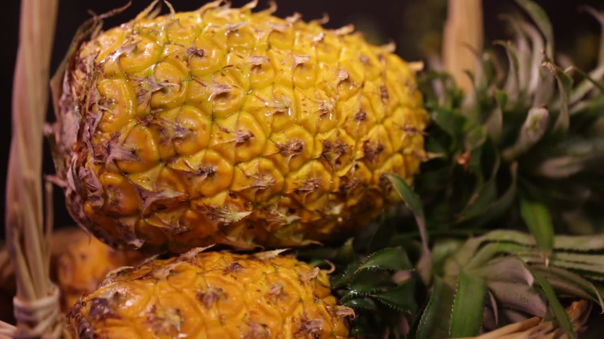 实拍水果菠萝凤梨表皮视频的预览图