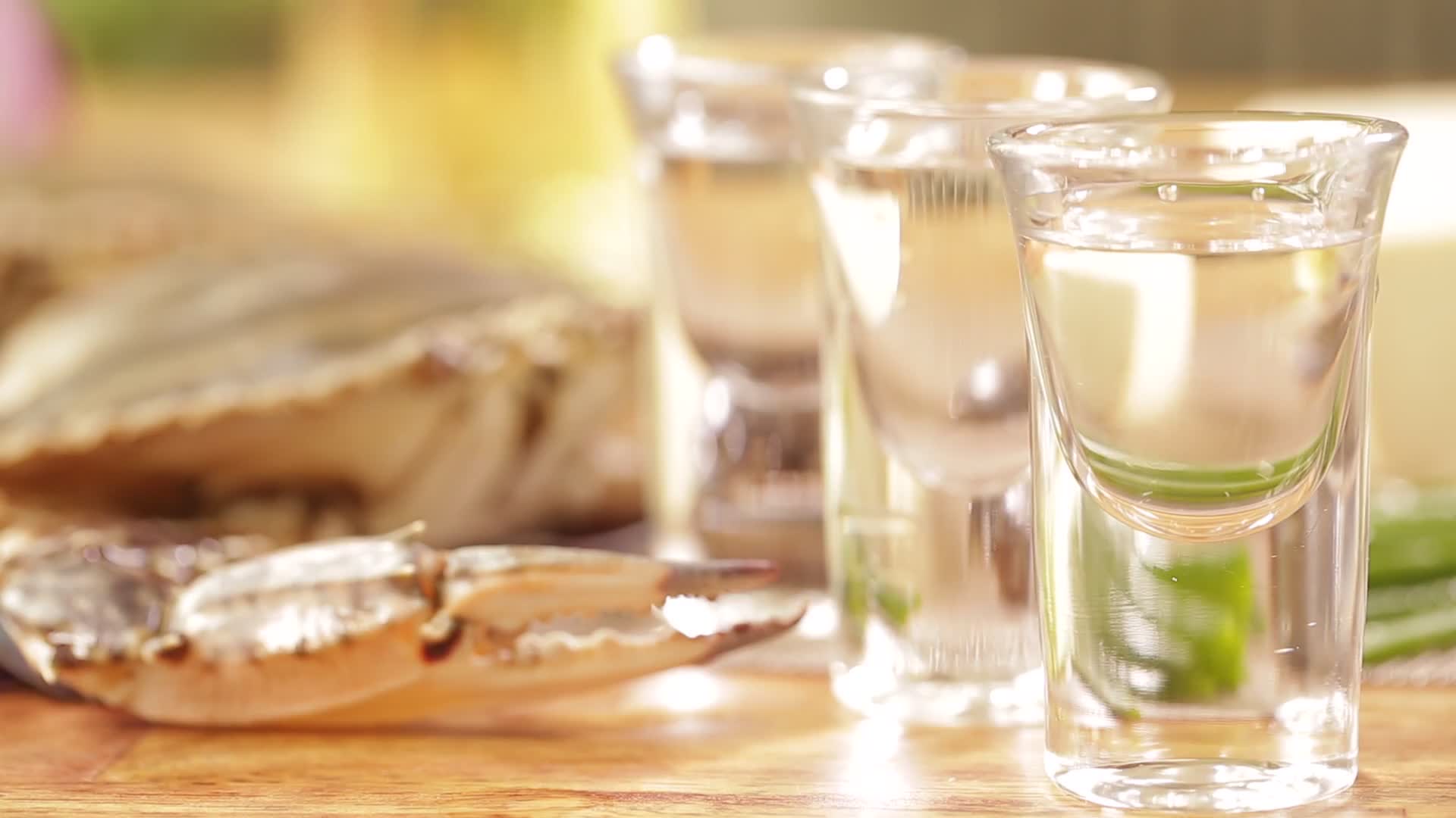 实拍玻璃酒盅视频的预览图