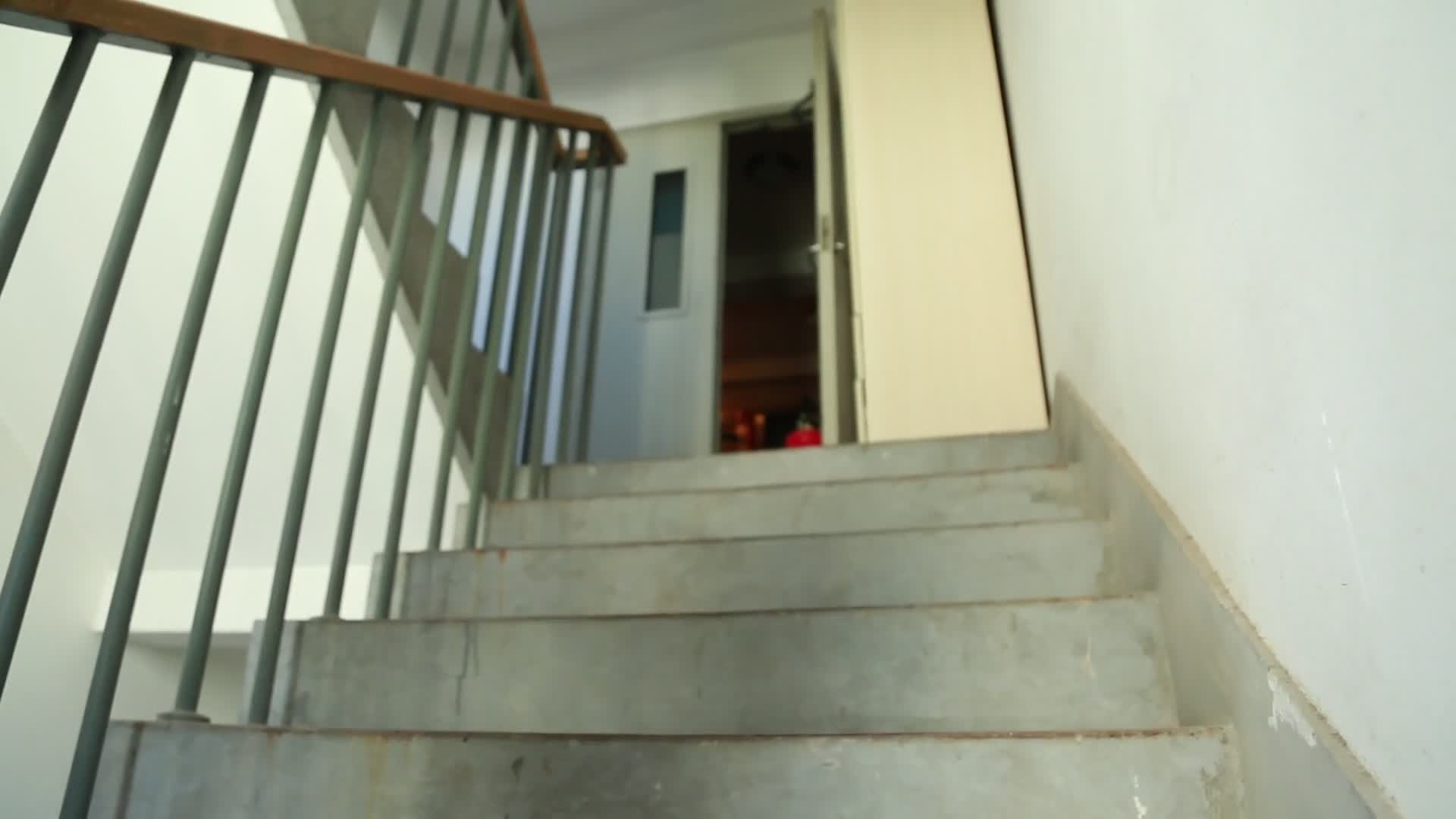 实拍胖子爬楼梯视频的预览图