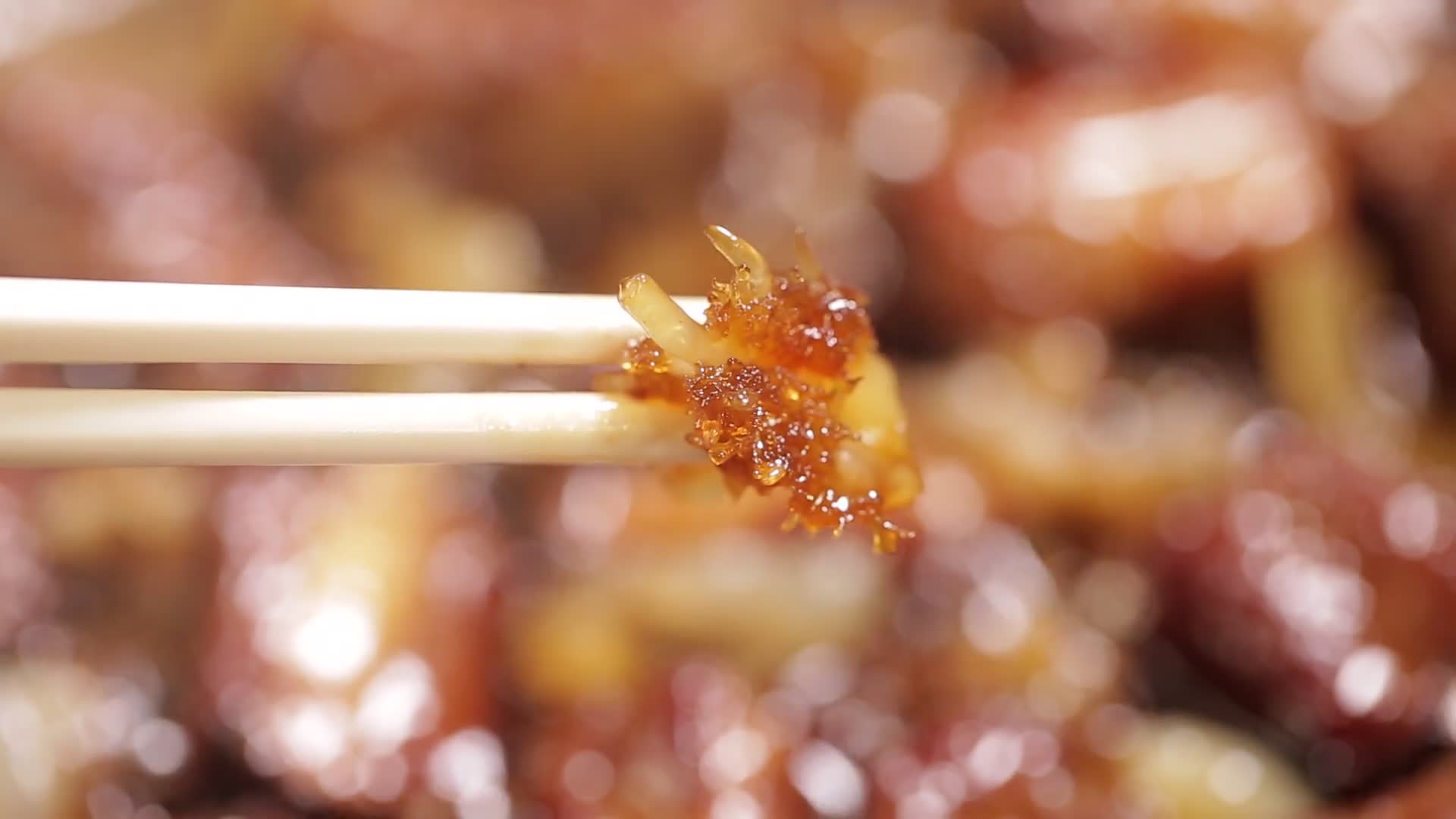 实拍筷子夹起海蜇视频的预览图