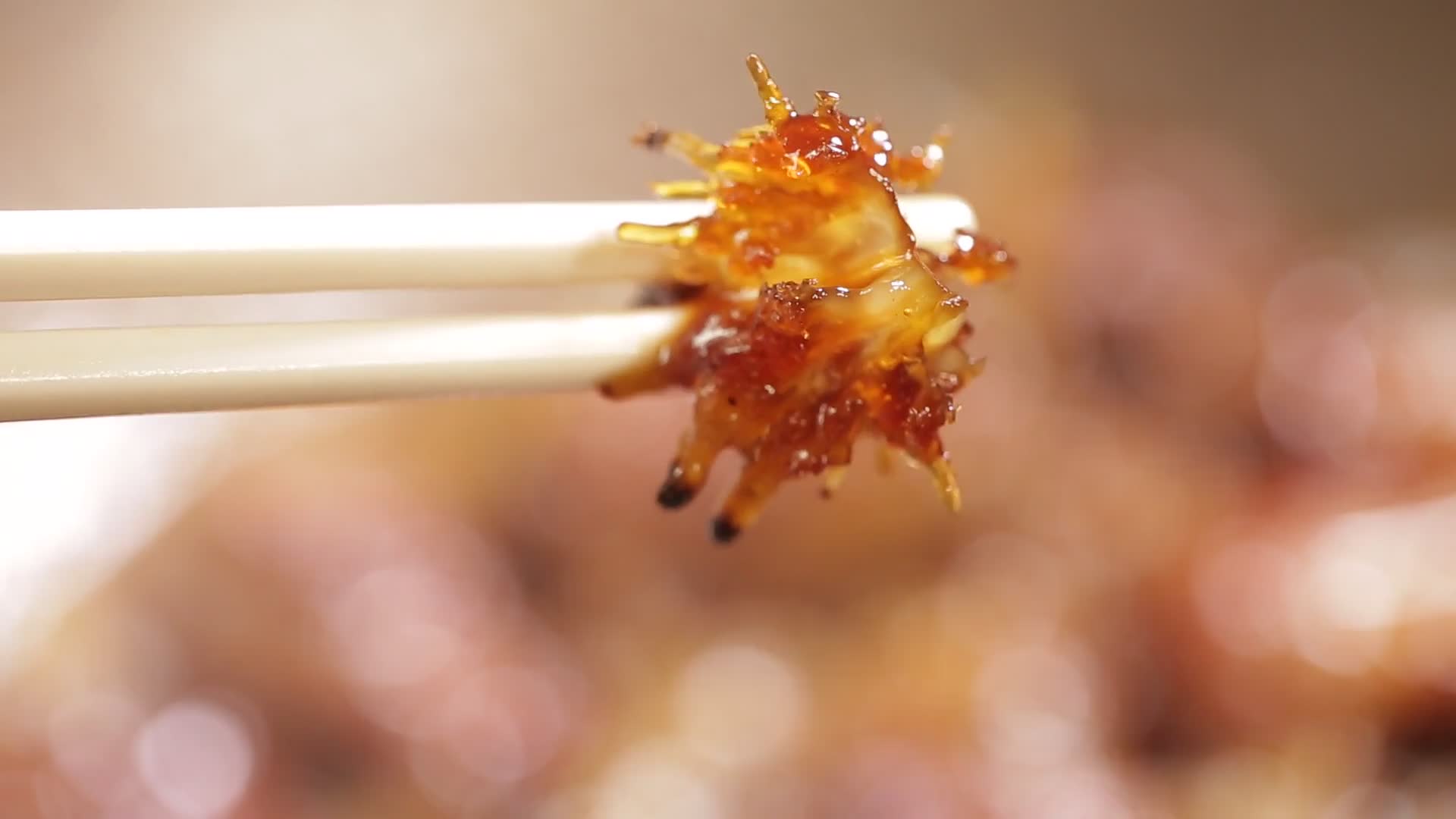 实拍筷子夹起海蜇视频的预览图