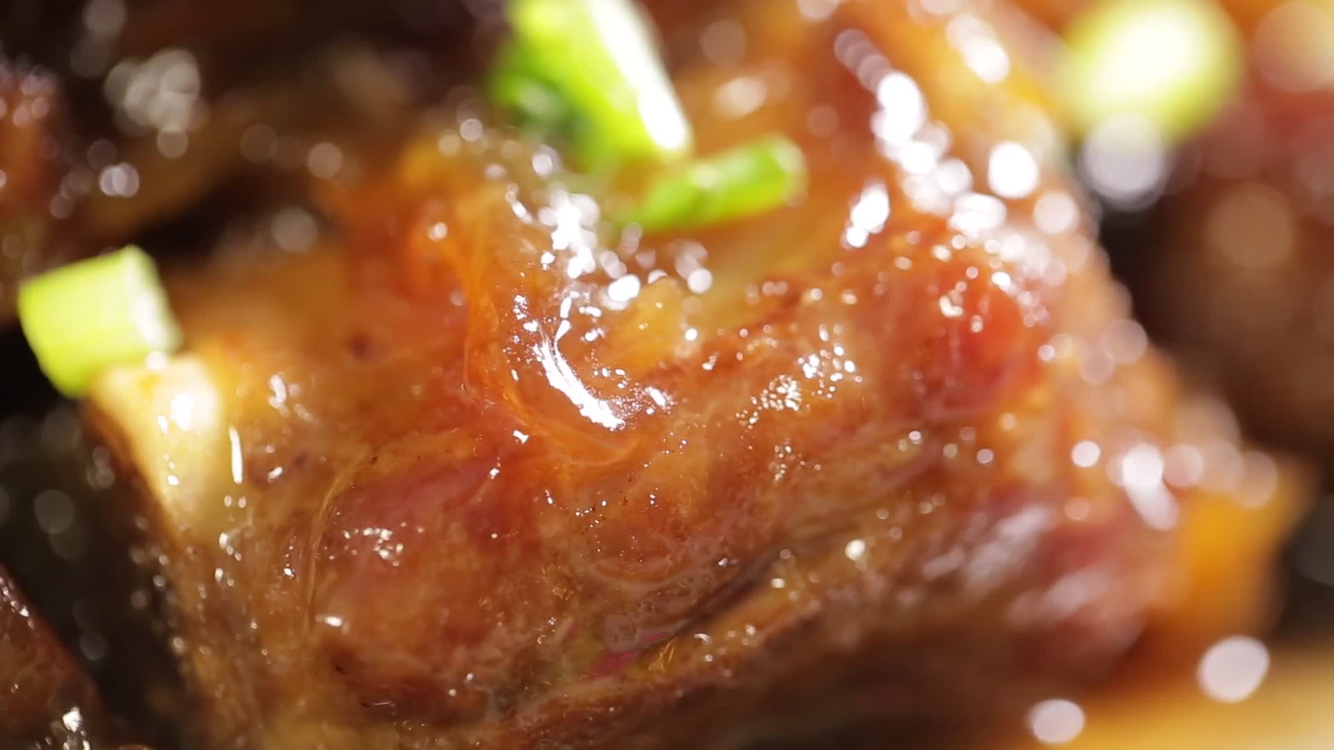实拍解馋美食红烧排骨视频的预览图