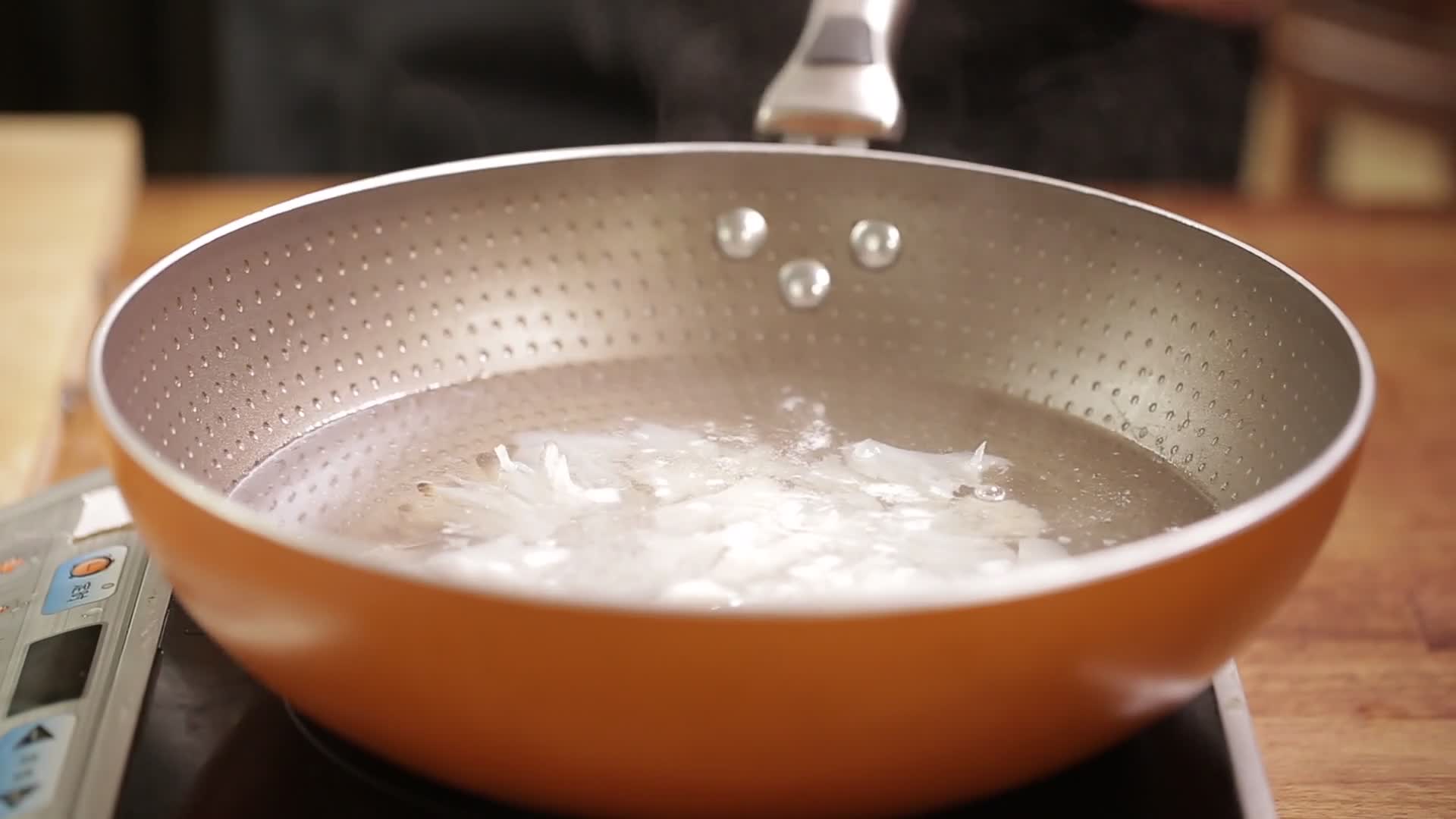 实拍煮海蜇皮视频的预览图