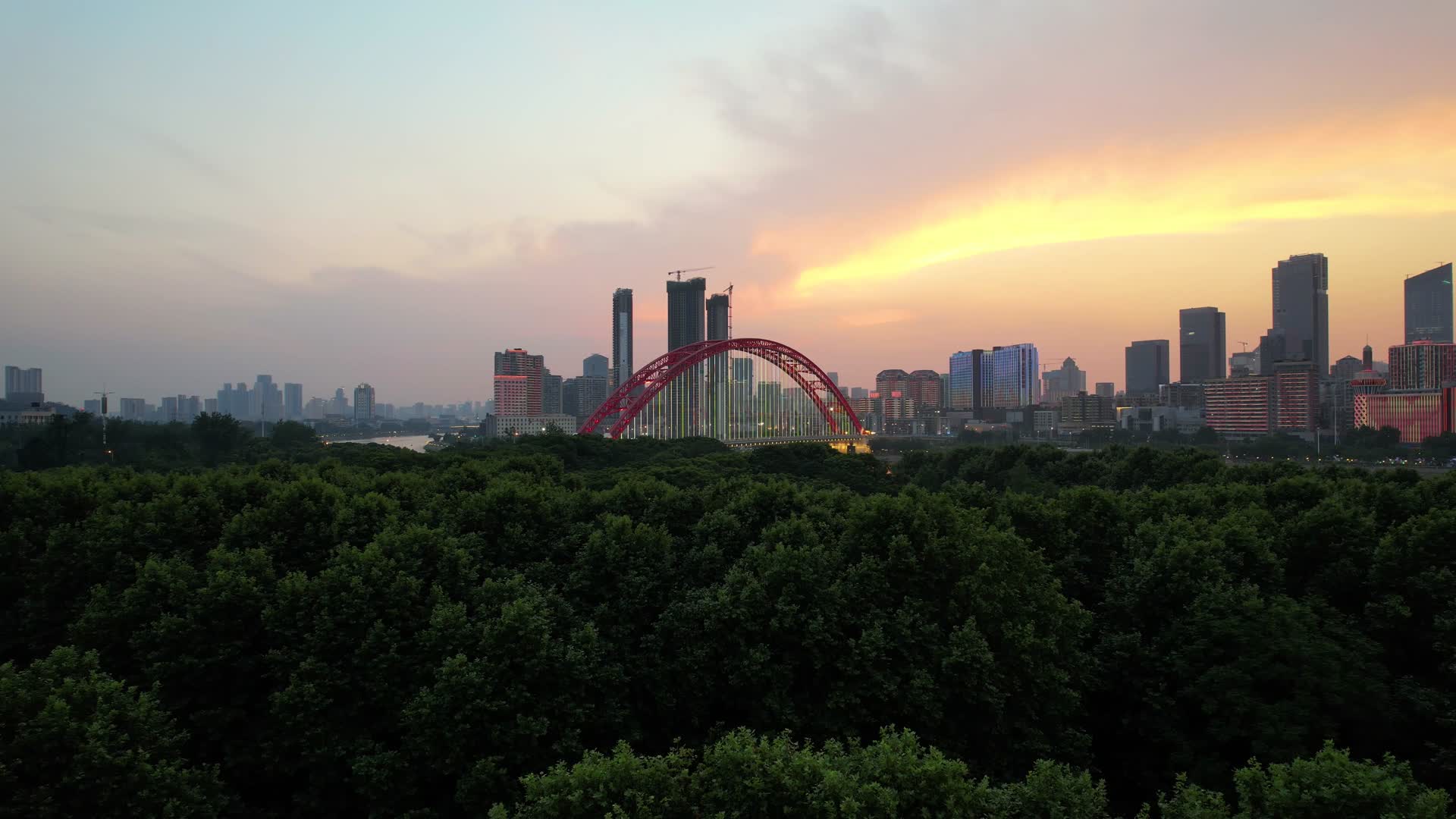 4k航拍武汉晴川桥城市天空落日晚霞视频的预览图