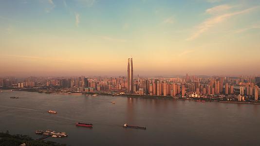 4k航拍城市天际线高楼江景武汉绿地中心视频的预览图